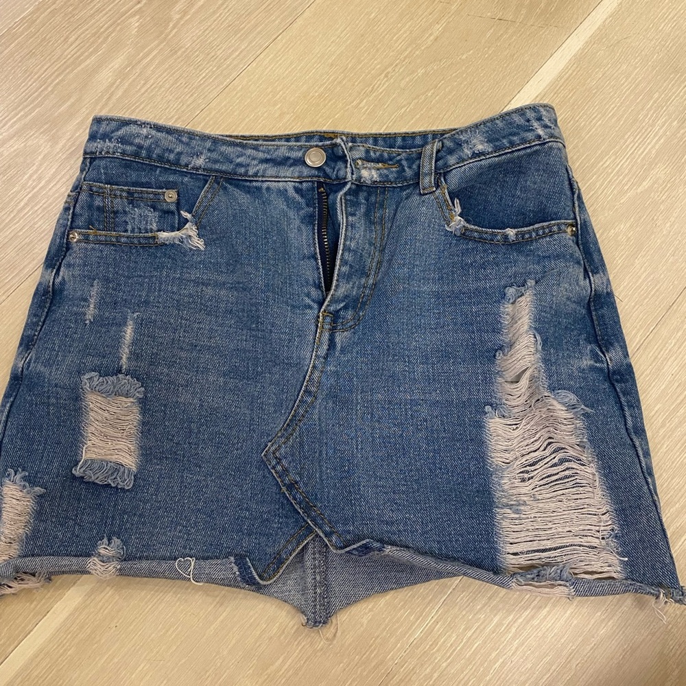Super flattering denim jean skirt!!